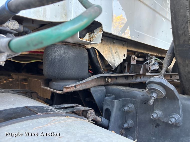 image for item DU0443 2013 Volvo VNL semi truck