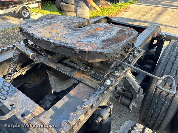 image for item DU0443 2013 Volvo VNL semi truck