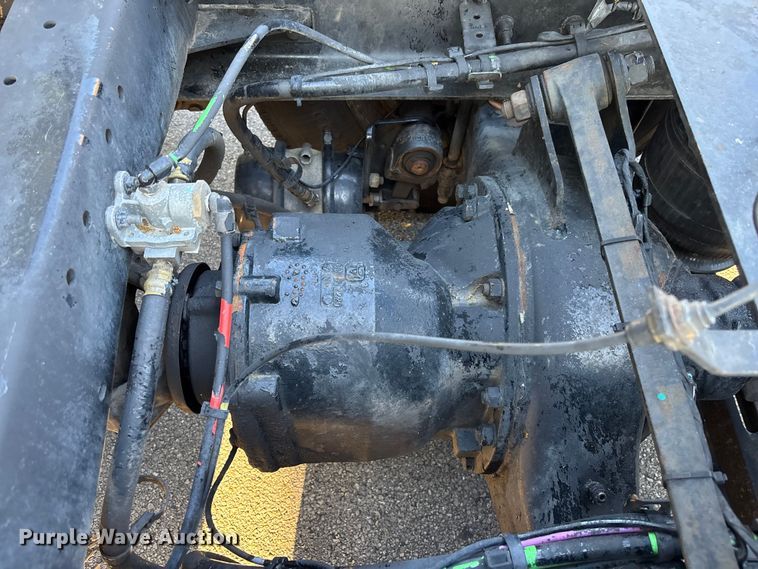 image for item DU0443 2013 Volvo VNL semi truck