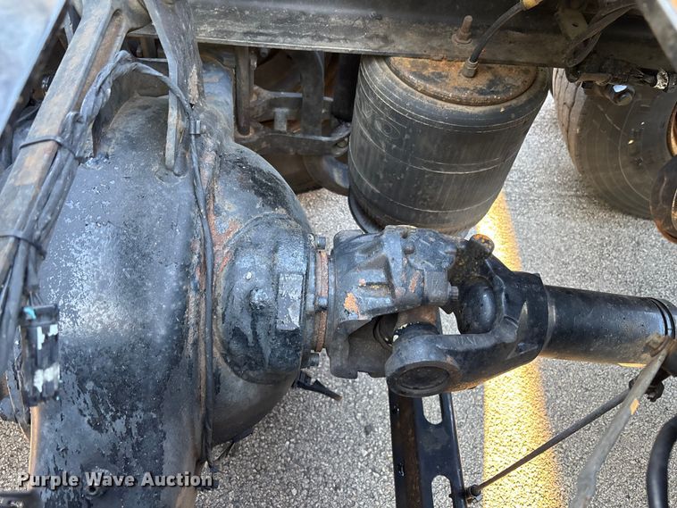 image for item DU0443 2013 Volvo VNL semi truck