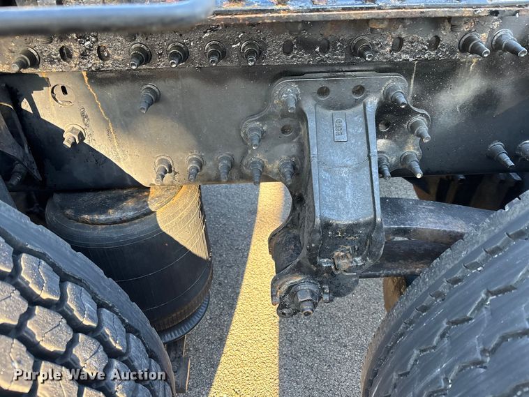 image for item DU0443 2013 Volvo VNL semi truck