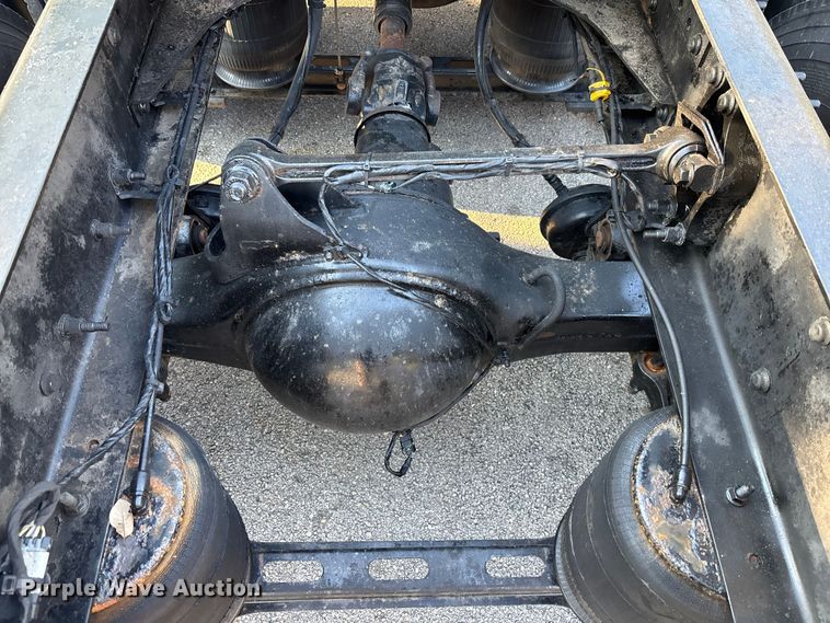 image for item DU0443 2013 Volvo VNL semi truck