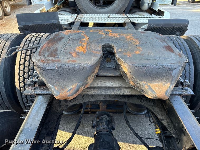 image for item DU0443 2013 Volvo VNL semi truck