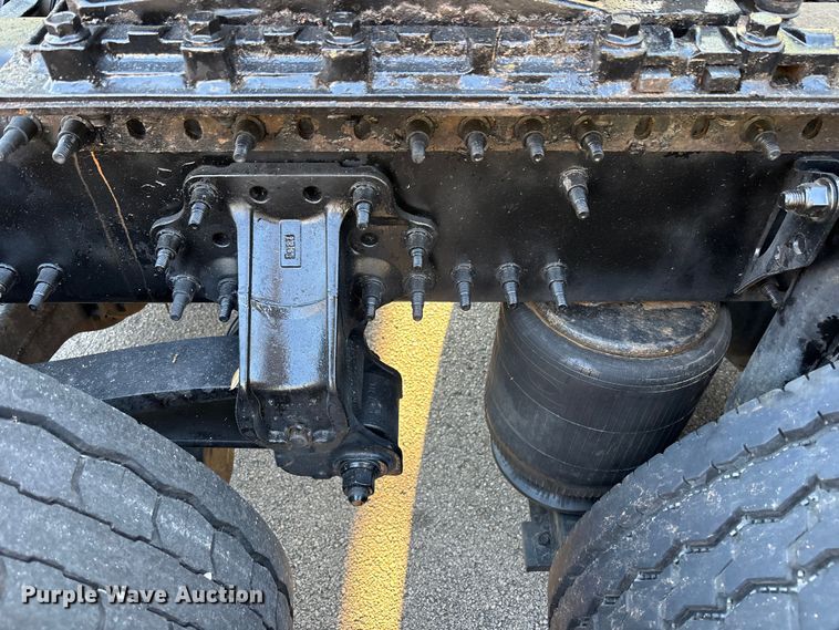 image for item DU0443 2013 Volvo VNL semi truck