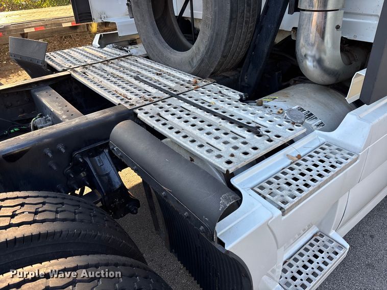 image for item DU0443 2013 Volvo VNL semi truck