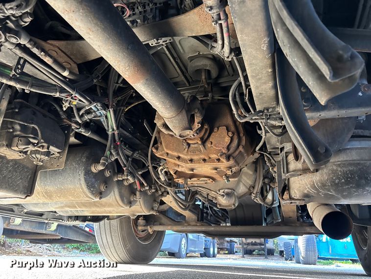 image for item DU0443 2013 Volvo VNL semi truck