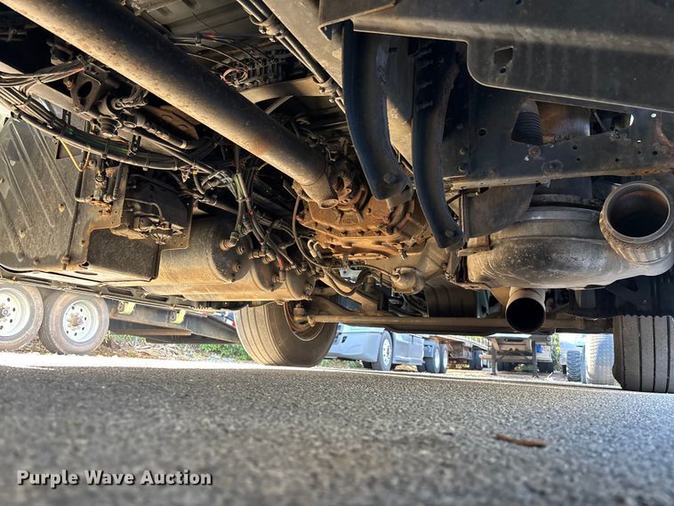 image for item DU0443 2013 Volvo VNL semi truck