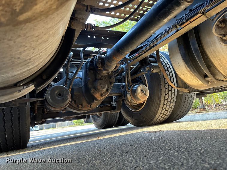 image for item DU0443 2013 Volvo VNL semi truck