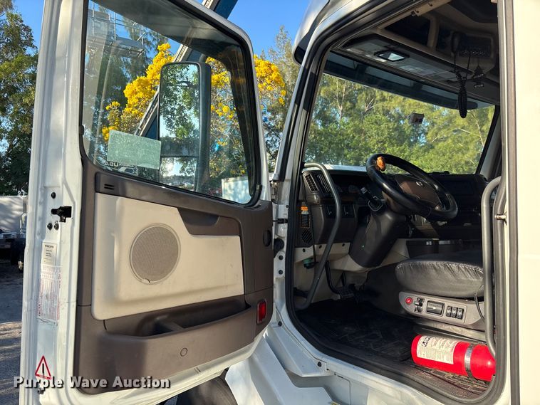 image for item DU0443 2013 Volvo VNL semi truck