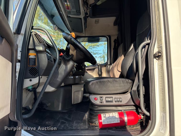 image for item DU0443 2013 Volvo VNL semi truck