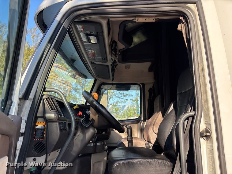 image for item DU0443 2013 Volvo VNL semi truck