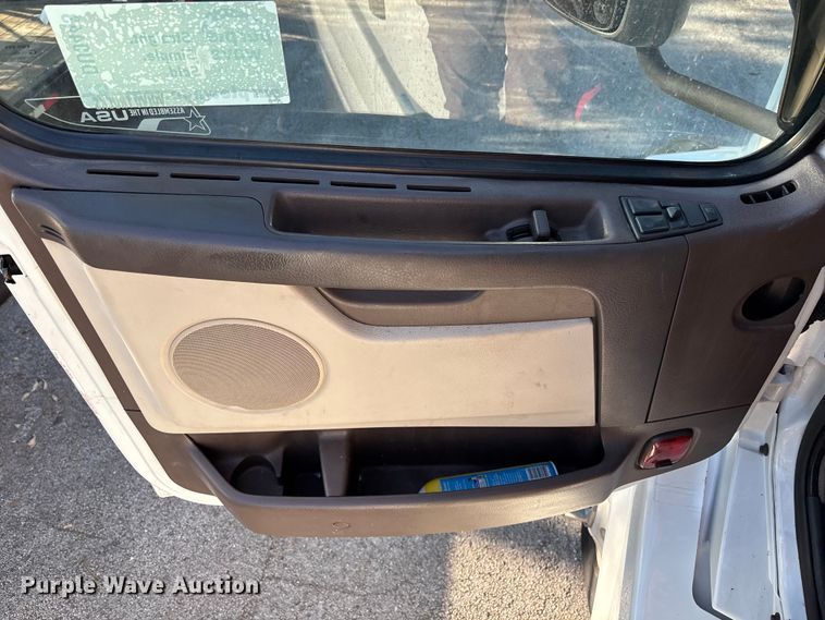 image for item DU0443 2013 Volvo VNL semi truck