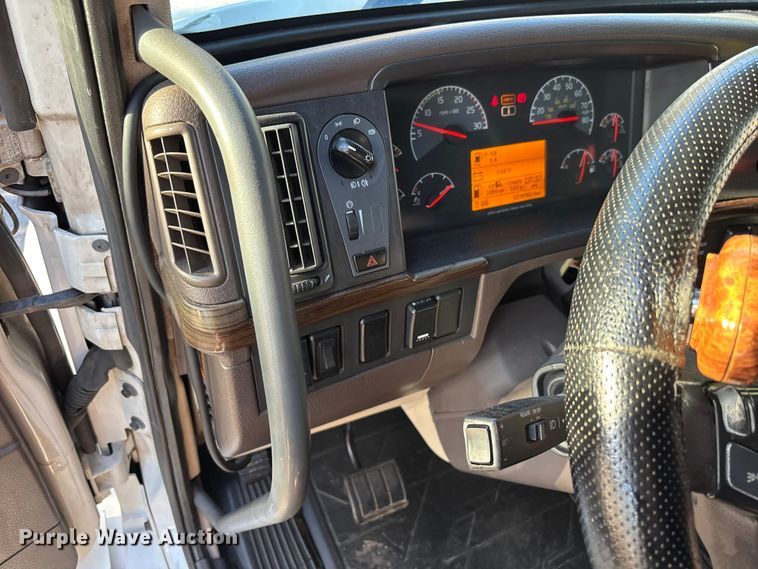 image for item DU0443 2013 Volvo VNL semi truck