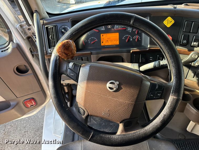 image for item DU0443 2013 Volvo VNL semi truck