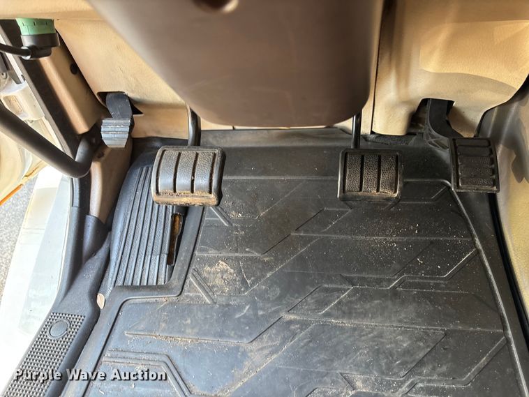 image for item DU0443 2013 Volvo VNL semi truck