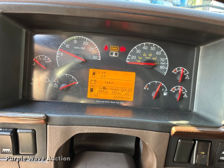 image for item DU0443 2013 Volvo VNL semi truck