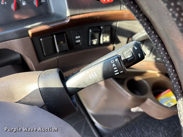 image for item DU0443 2013 Volvo VNL semi truck