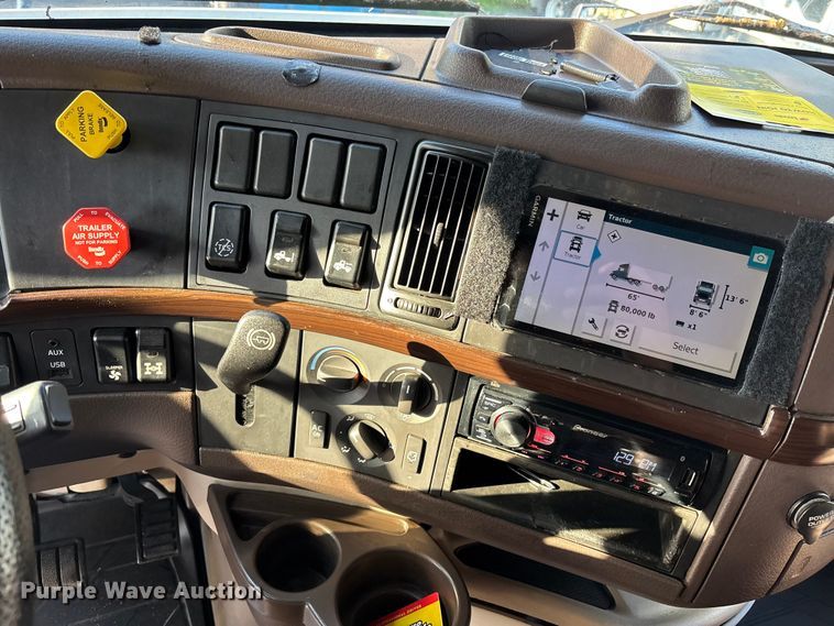 image for item DU0443 2013 Volvo VNL semi truck