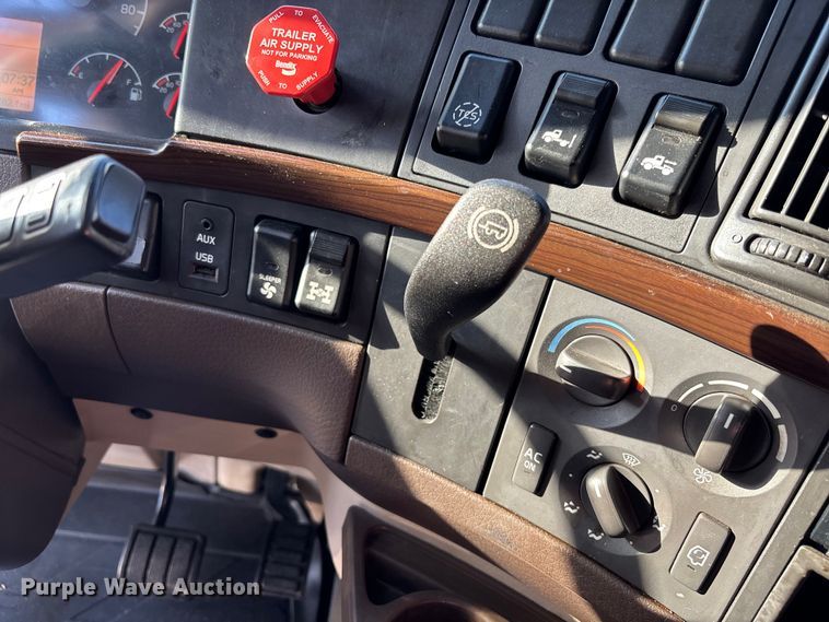 image for item DU0443 2013 Volvo VNL semi truck