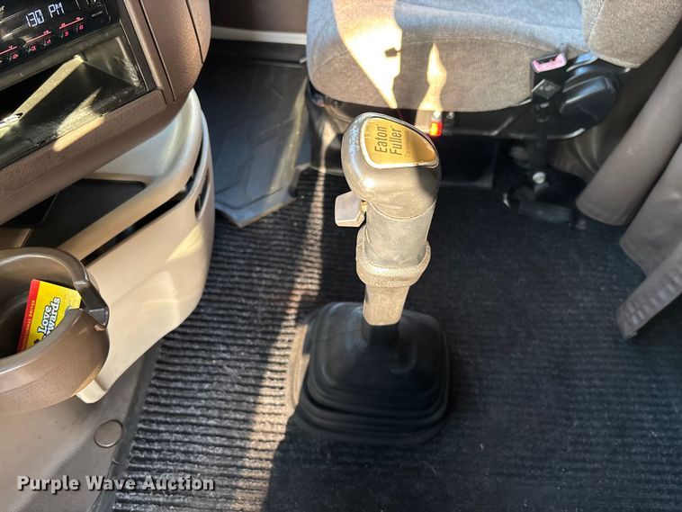 image for item DU0443 2013 Volvo VNL semi truck