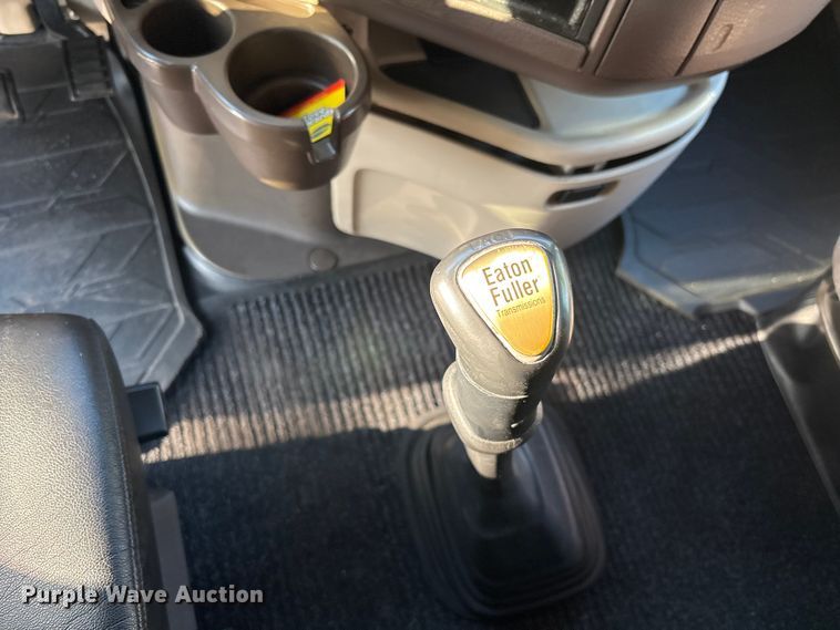 image for item DU0443 2013 Volvo VNL semi truck