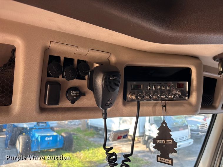 image for item DU0443 2013 Volvo VNL semi truck