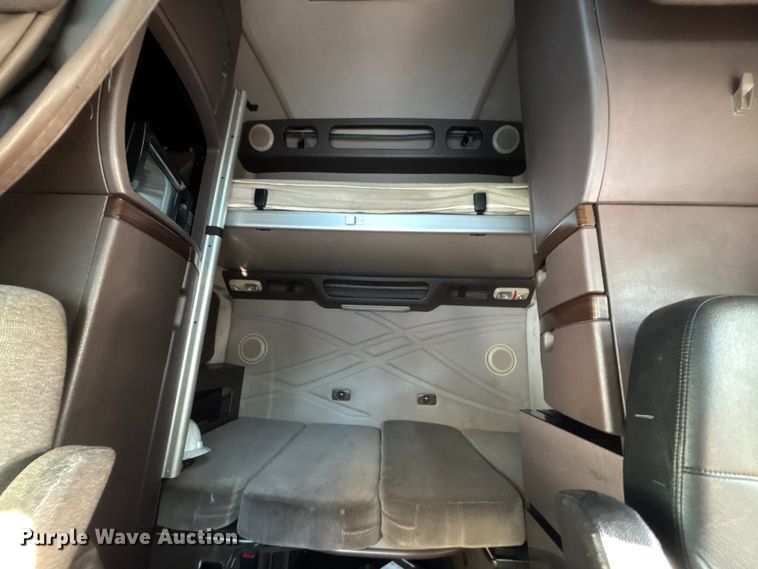 image for item DU0443 2013 Volvo VNL semi truck