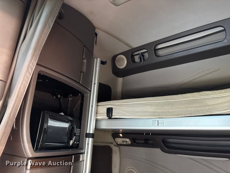 image for item DU0443 2013 Volvo VNL semi truck