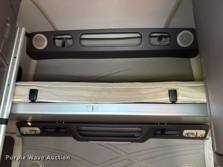 image for item DU0443 2013 Volvo VNL semi truck