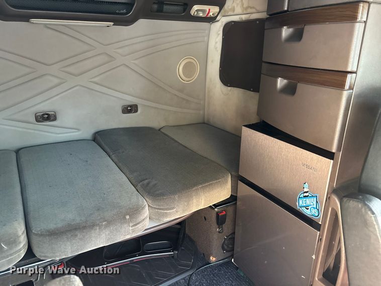 image for item DU0443 2013 Volvo VNL semi truck