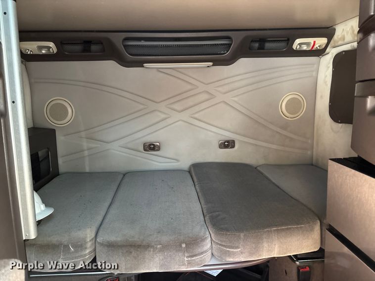 image for item DU0443 2013 Volvo VNL semi truck