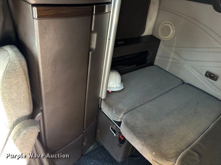 image for item DU0443 2013 Volvo VNL semi truck