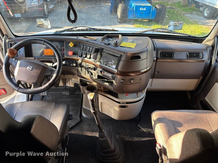 image for item DU0443 2013 Volvo VNL semi truck