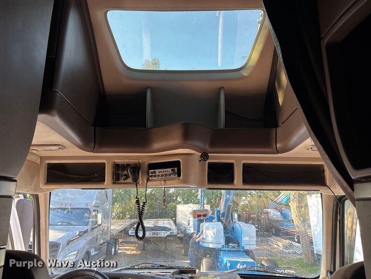 image for item DU0443 2013 Volvo VNL semi truck