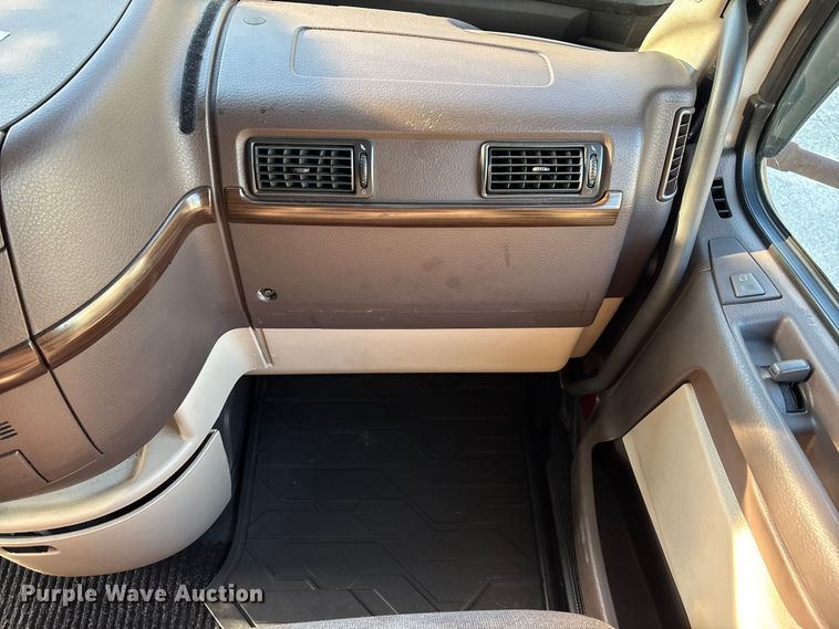 image for item DU0443 2013 Volvo VNL semi truck