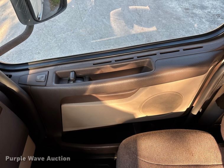 image for item DU0443 2013 Volvo VNL semi truck