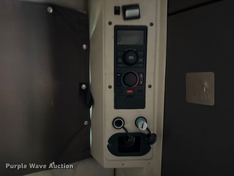 image for item DU0443 2013 Volvo VNL semi truck