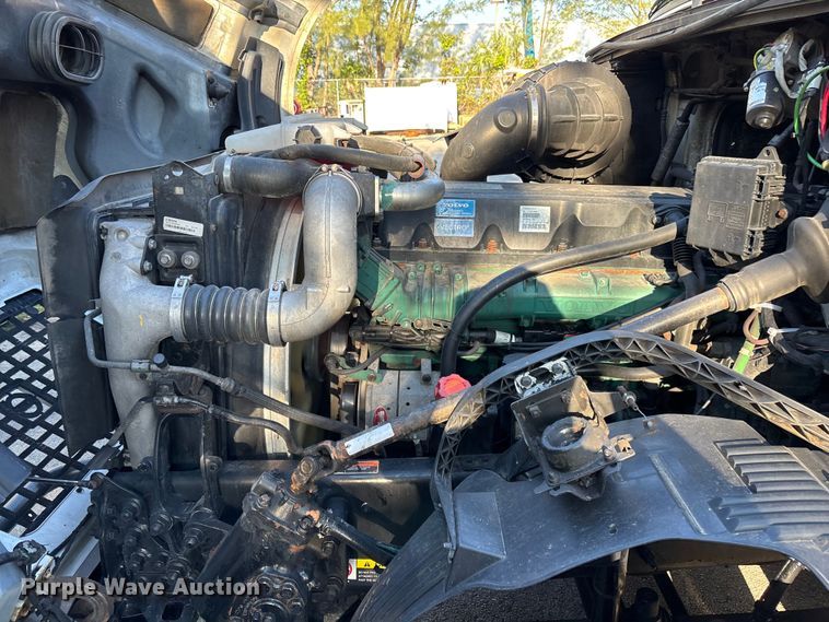 image for item DU0443 2013 Volvo VNL semi truck