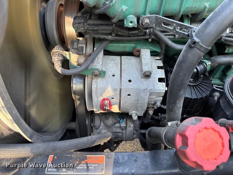 image for item DU0443 2013 Volvo VNL semi truck