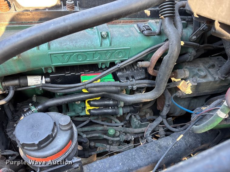 image for item DU0443 2013 Volvo VNL semi truck