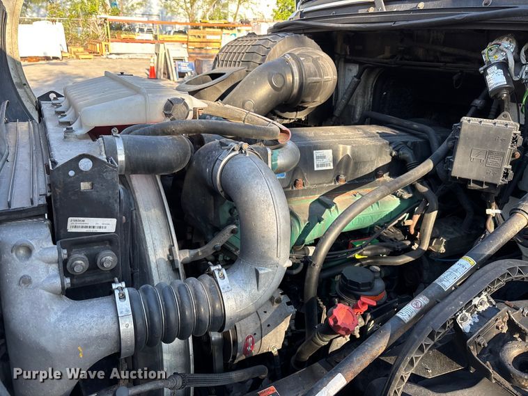 image for item DU0443 2013 Volvo VNL semi truck