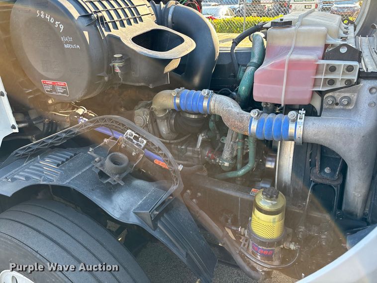 image for item DU0443 2013 Volvo VNL semi truck