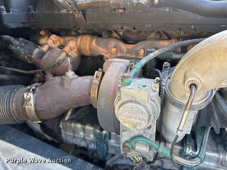 image for item DU0443 2013 Volvo VNL semi truck