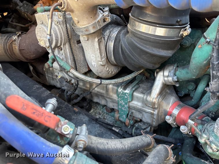 image for item DU0443 2013 Volvo VNL semi truck