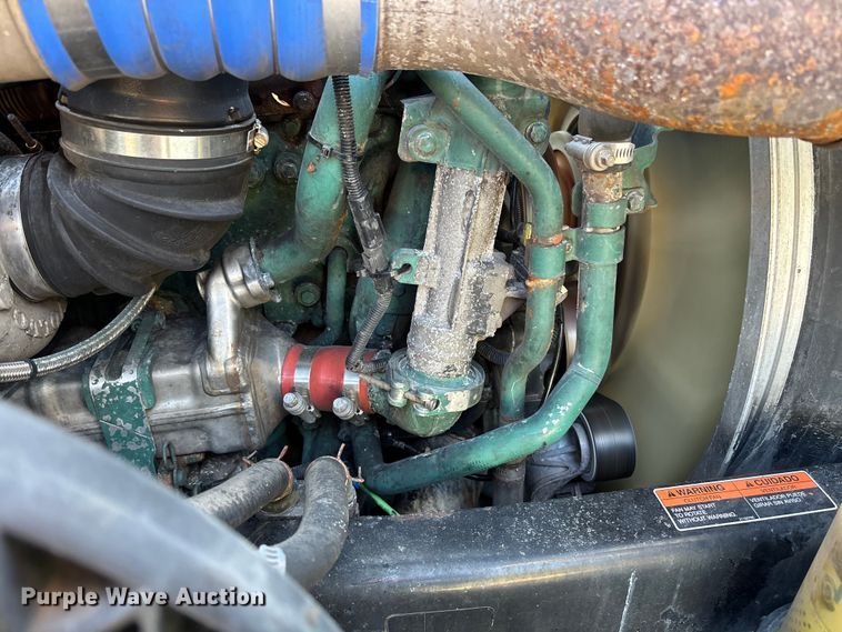 image for item DU0443 2013 Volvo VNL semi truck