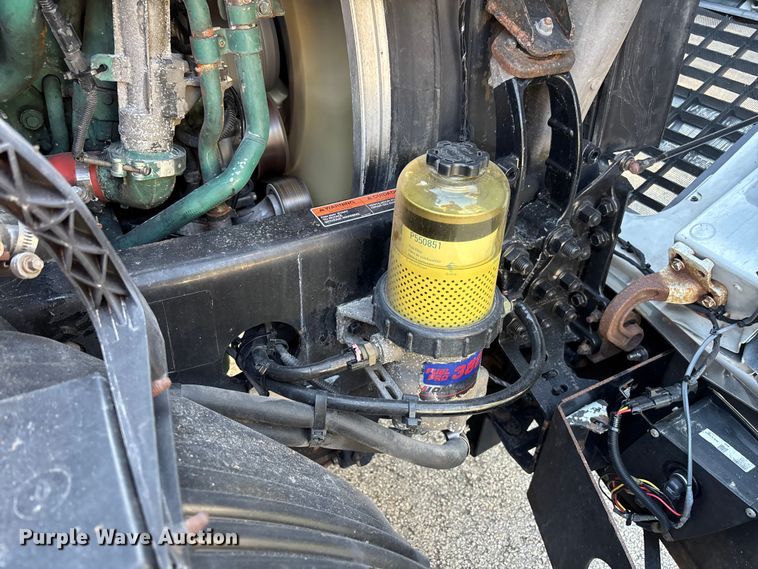 image for item DU0443 2013 Volvo VNL semi truck