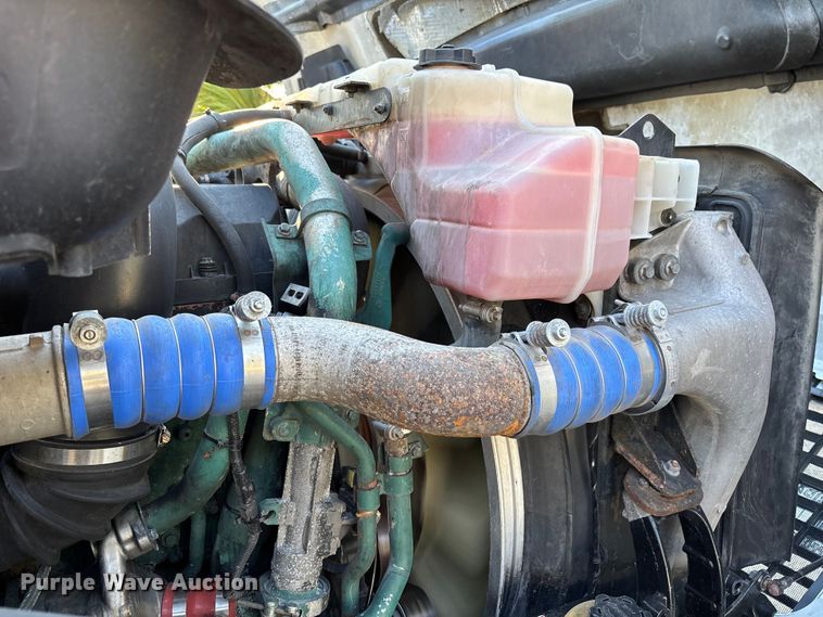 image for item DU0443 2013 Volvo VNL semi truck