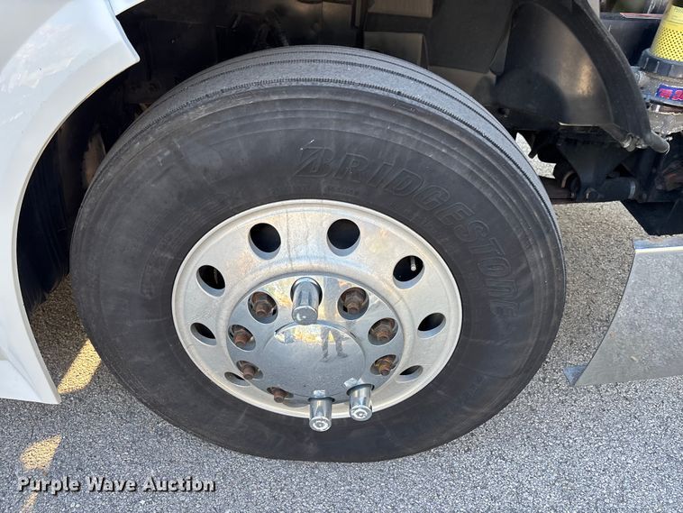 image for item DU0443 2013 Volvo VNL semi truck