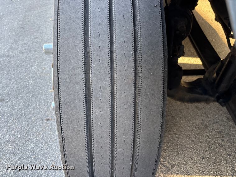 image for item DU0443 2013 Volvo VNL semi truck