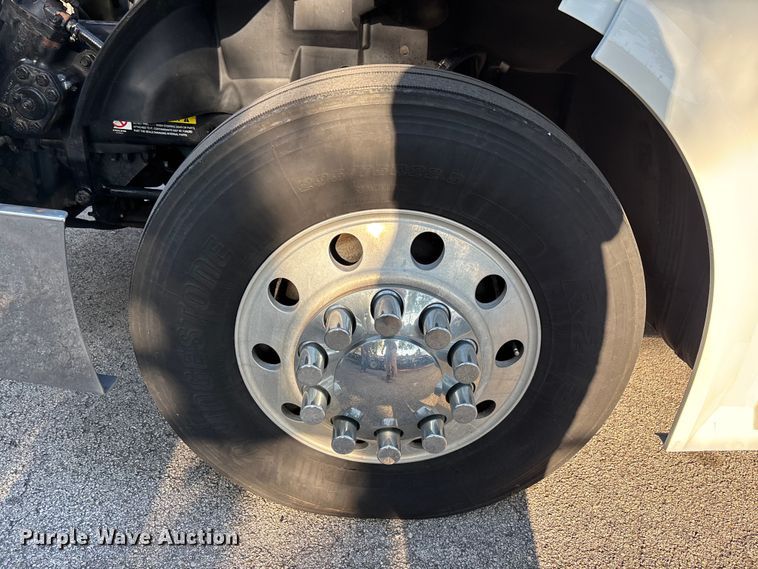 image for item DU0443 2013 Volvo VNL semi truck